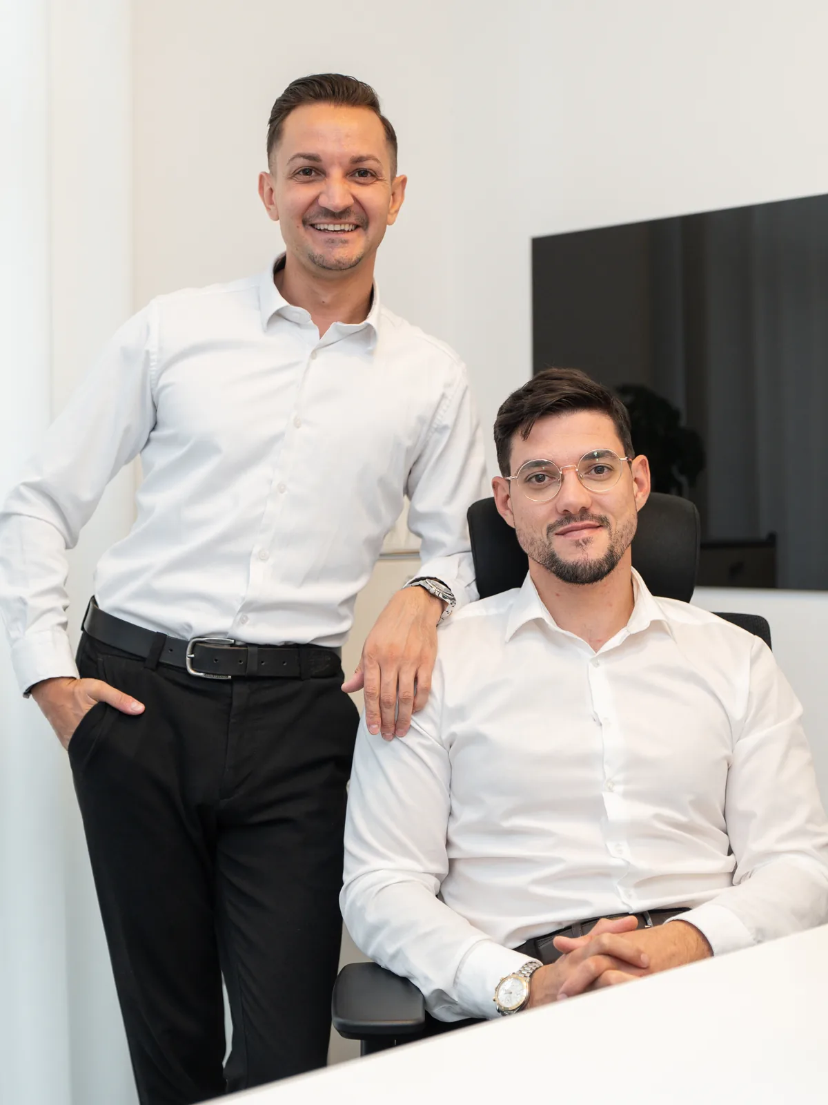 Admir Renz und Ovidiu Rieger am Schreibtisch im Büro von AO Consulting in Bruchsal