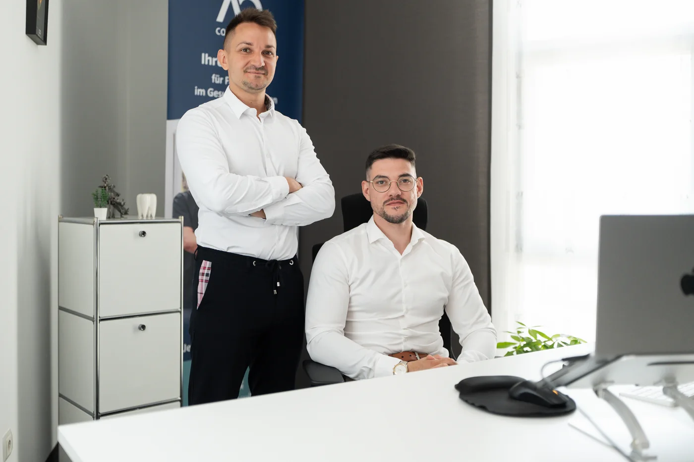 Admir Renz und Ovidiu Rieger, die Gründer von AO Consulting, im Büro in Bruchsal