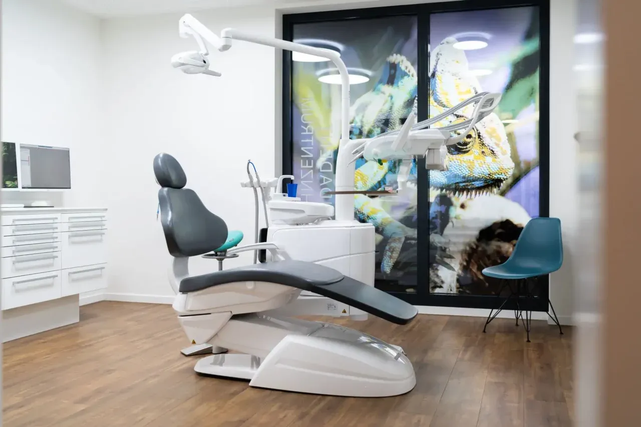 Behandlungszimmer mit moderner Einheit bei Ondadent