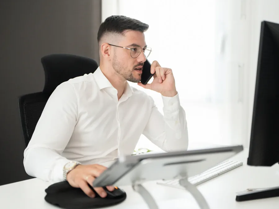Berater von AO Consulting im Telefongespräch mit einem Kunden