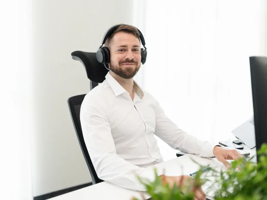 Berater von AO Consulting mit Headset in einem Videogespräch