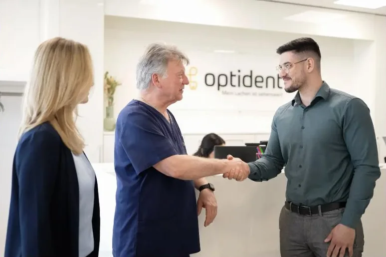 Handschlag zwischen AO Consulting und dem Team des optident MVZ
