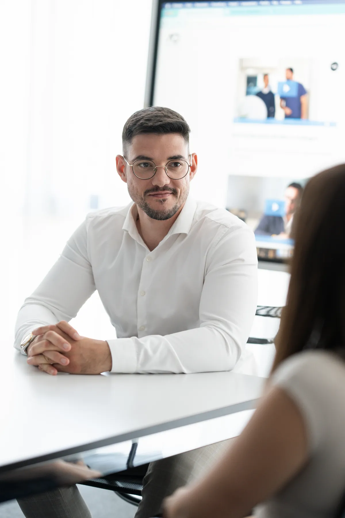 Ovidiu Rieger von AO Consulting im Erstgespräch am Besprechungstisch