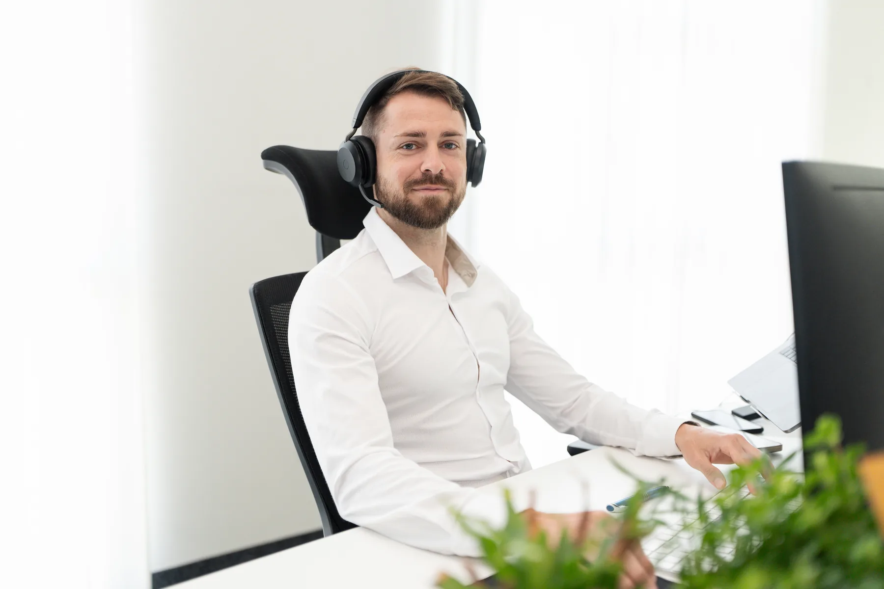Daniel Schaaf von AO Consulting mit Headset am Arbeitsplatz in Bruchsal