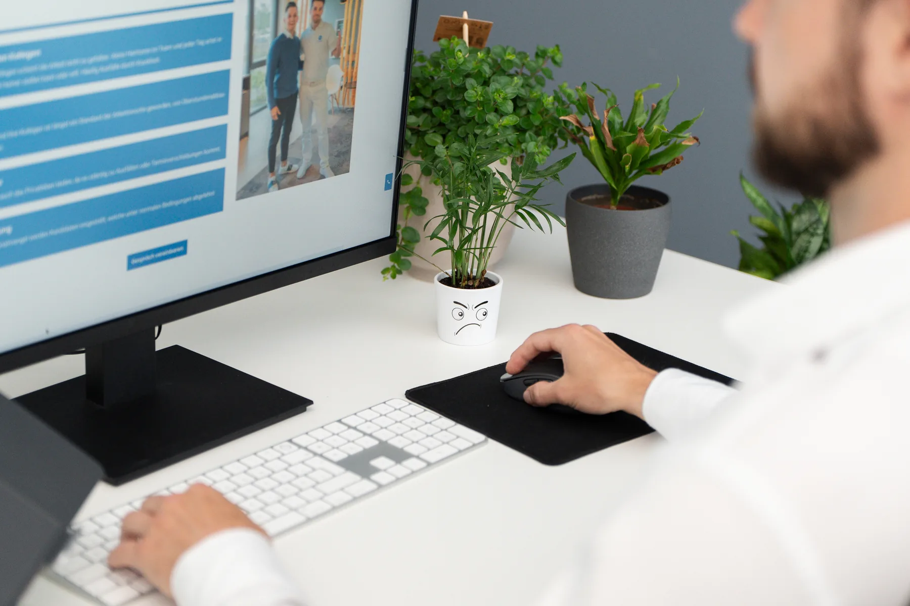 Ein Karriereportal für eine Praxis auf dem Bildschirm im Büro von AO Consulting