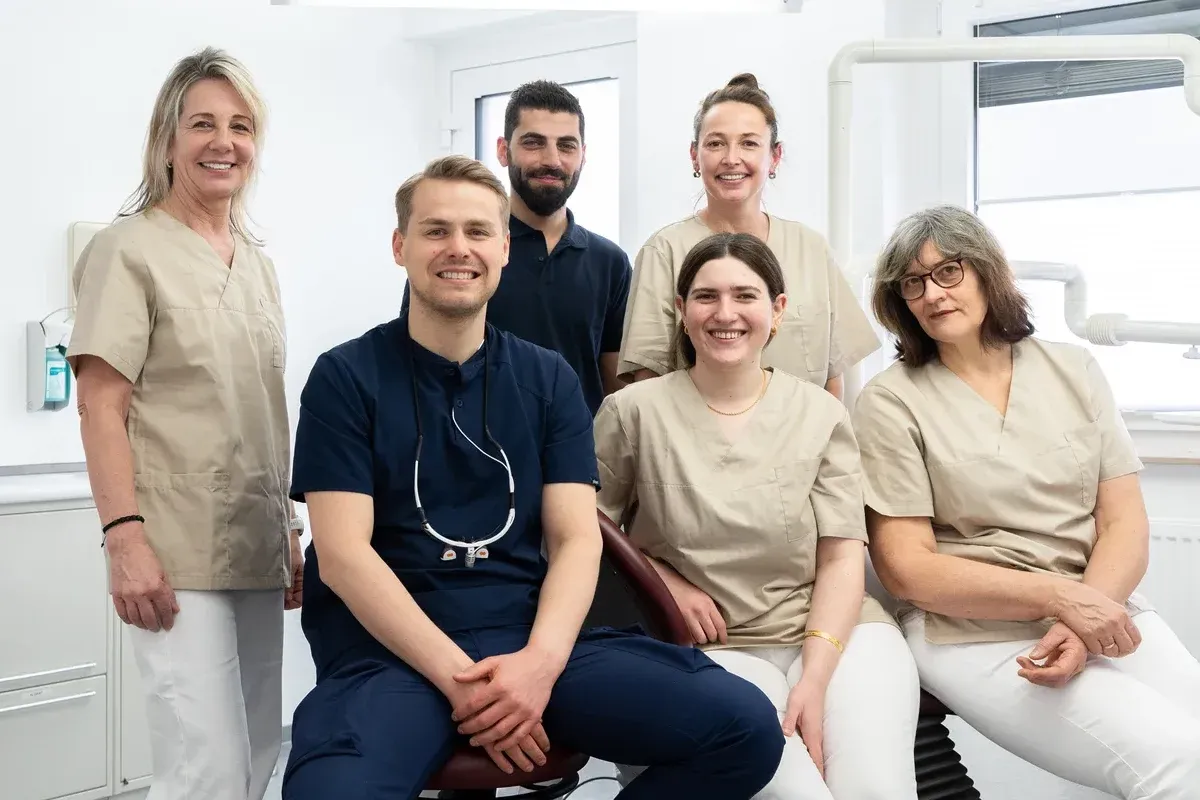 Praxisteam Zahnarzt Rintheim im Behandlungszimmer