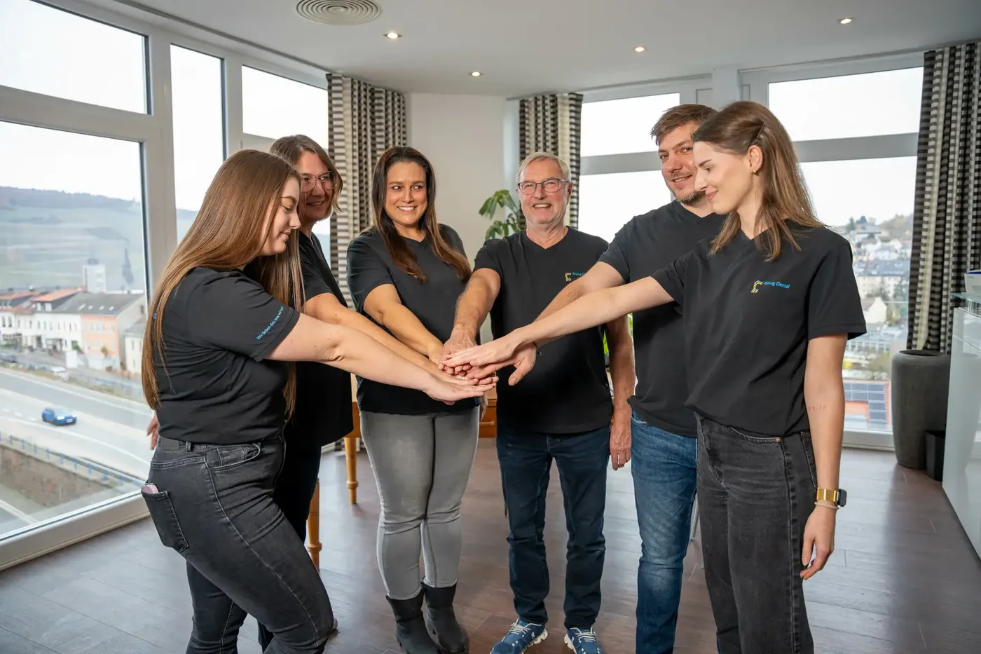 Team von Bösing Dental legt die Hände zusammen