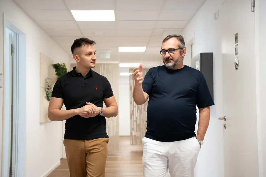 Zwei Mitarbeiter im Gespräch auf dem Flur des fidelius MVZ